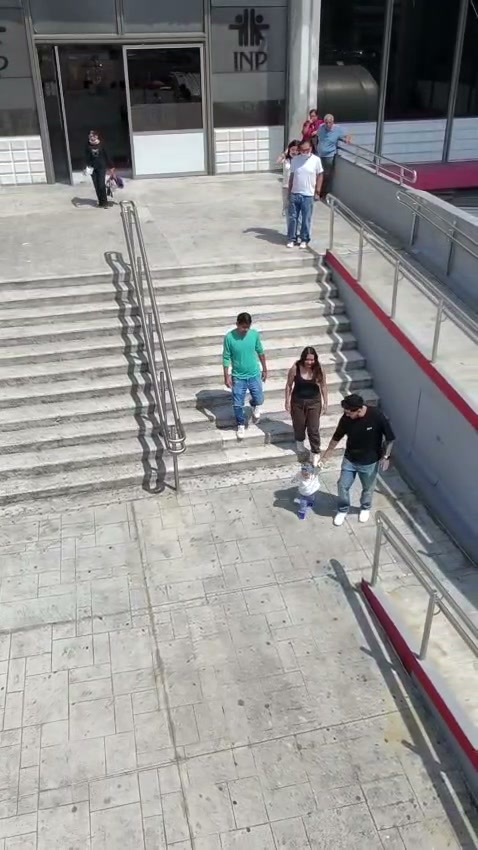 El tío de Ailani, su donador, y Ailani caminando juntos, de la mano, el día que ambos salieron del hospital tras el trasplante