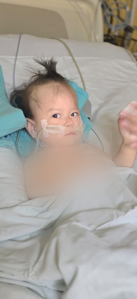 Ailani durante su tratamiento en el hospital, antes del trasplante